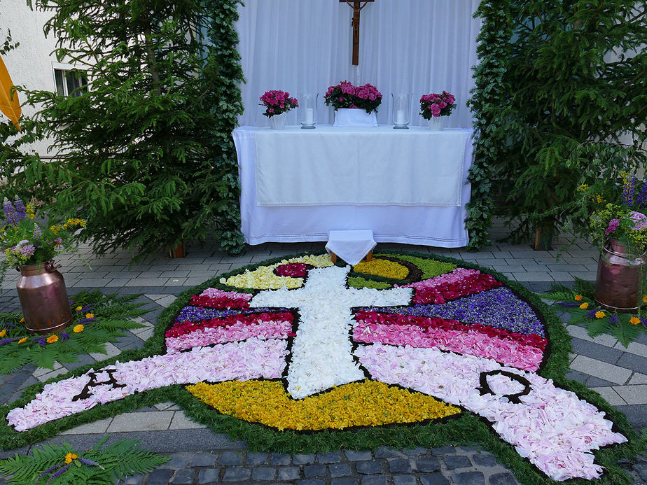 Fronleichnamsaltäre in den Naumburger Straßen (Foto: Karl-Franz Thiede)